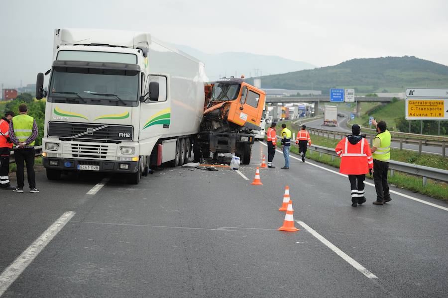 Fotos: Un accidente en la A-1 en Vitoria se salda con un herido y retenciones kilométricas