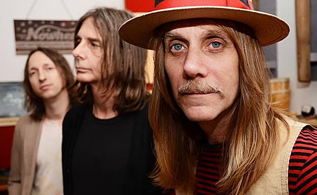 Con sombrero, Brent Rademaker, el gurú de la comuna GospelbeacH.