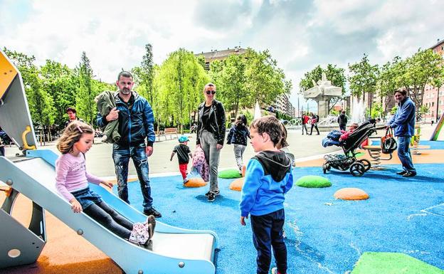 La plaza ha estrenado un parque infantil con suelo de caucho para niños de 2 a 6 años.