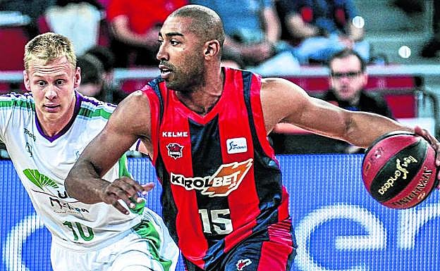 Jayson Granger se esfuerza por liberarse de la defensa de Sasu Salin en el primer duelo de cuartos. 