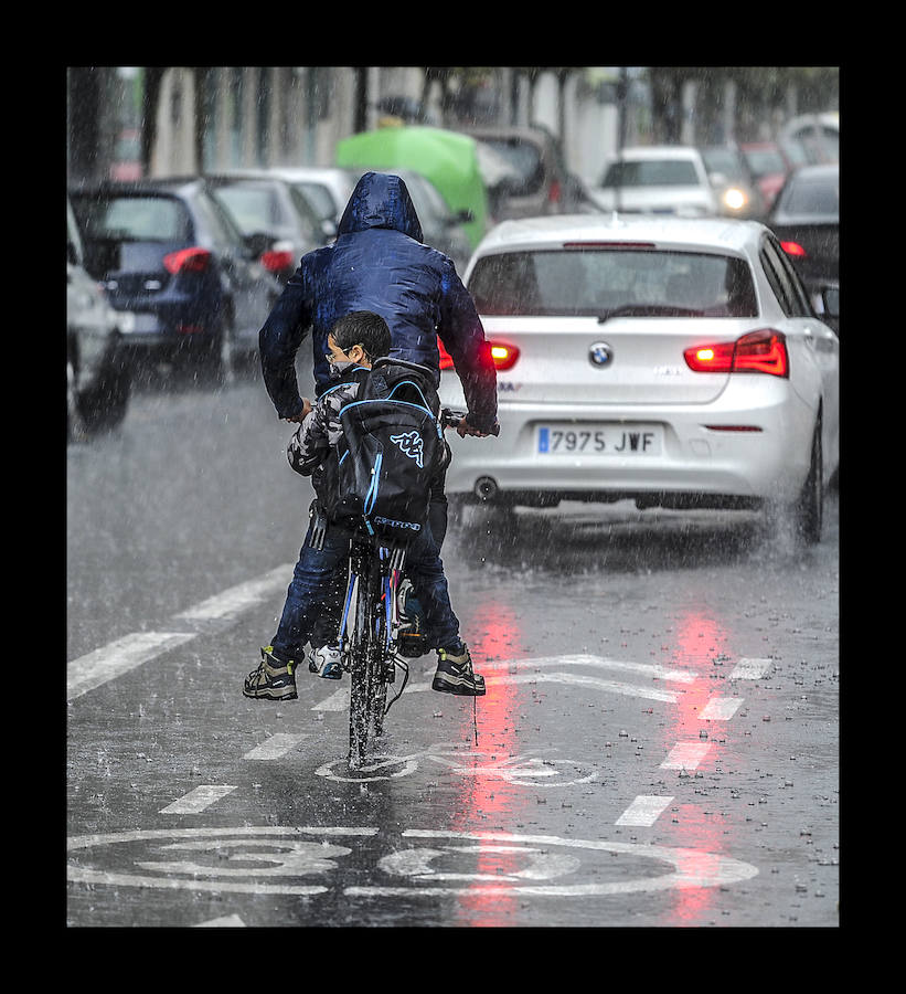 Fotos: Las tormentas anegan las calles de Vitoria