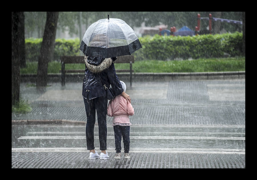 Fotos: Las tormentas anegan las calles de Vitoria