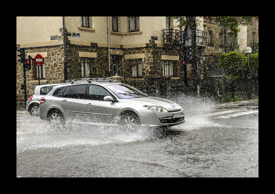 Fotos: Las tormentas anegan las calles de Vitoria