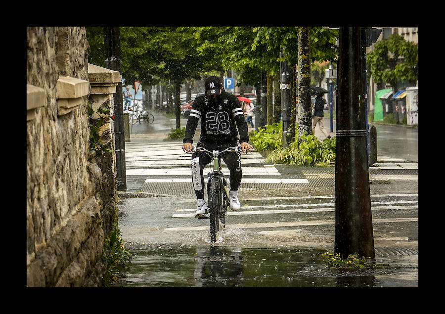 Fotos: Las tormentas anegan las calles de Vitoria