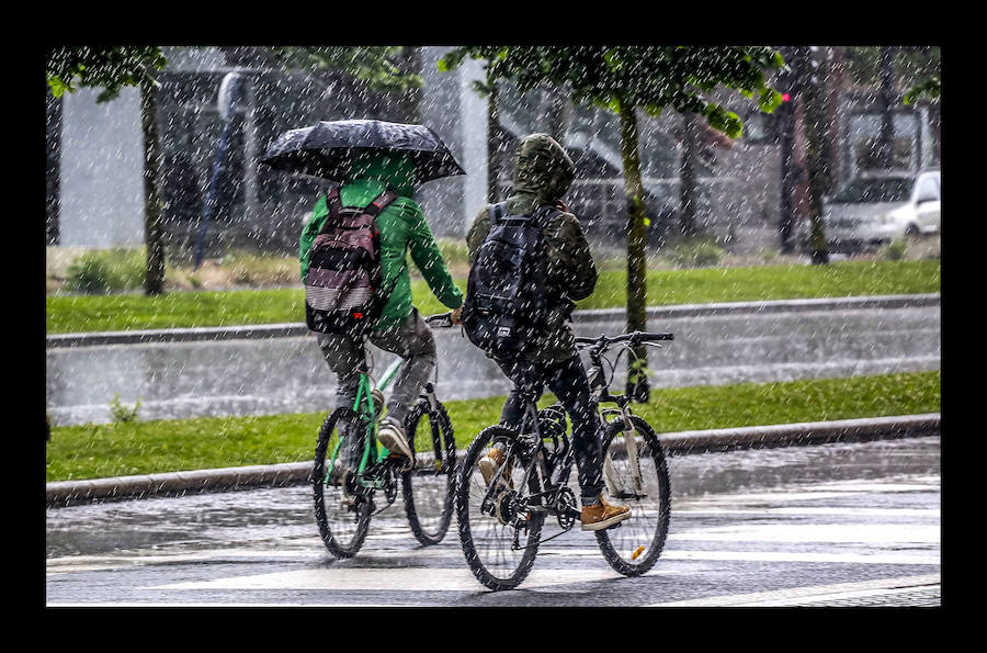 Fotos: Las tormentas anegan las calles de Vitoria