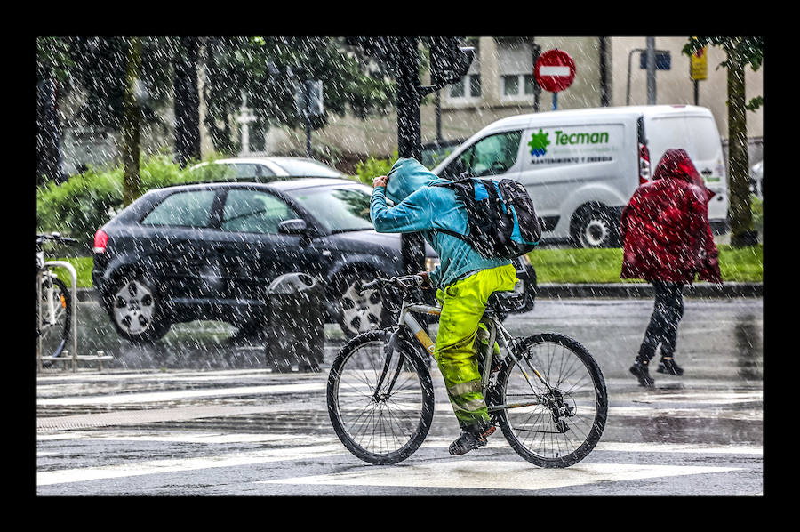 Fotos: Las tormentas anegan las calles de Vitoria