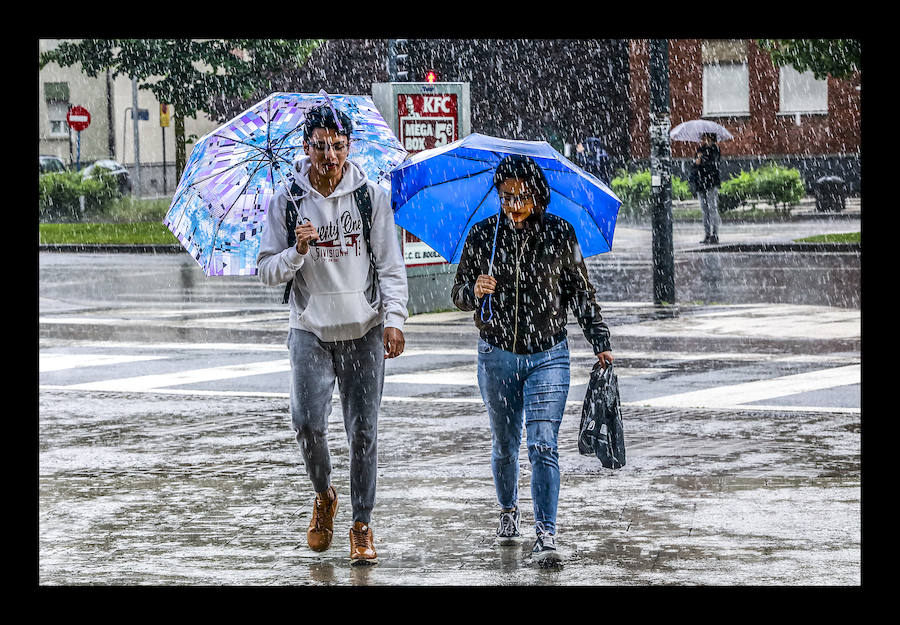 Fotos: Las tormentas anegan las calles de Vitoria