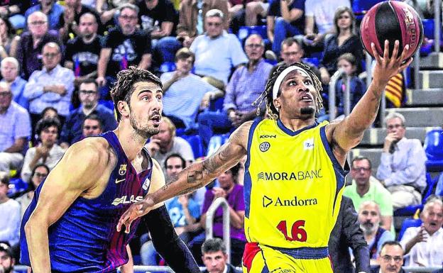 Andrew Albicy deja una bandeja tras escapar de la defensa de Ante Tomic. 