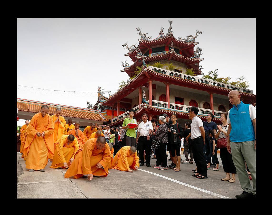 El Vesak, el día del plenilunio en el mes de mayo, es la fecha más destacada para millones de budistas de todo el mundo. Hace 2.500 años, más exactamente en el 623 A.C., nació Buda, en ese mismo día alcanzó la iluminación y también en ese mismo día falleció, a los 80 años de edad. En todos los países de Asia con fuerte presencia del budismo suele ser festivo y quienes lo profesan hacen ofrendas y acuden a los templos para celebrar su mensaje de compasión, devoción y servicio a la Humanidad. En las imágenes se recogen aspectos de esta celebración en Singapur, Indonesia y China.