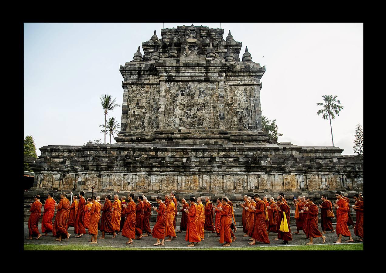 El Vesak, el día del plenilunio en el mes de mayo, es la fecha más destacada para millones de budistas de todo el mundo. Hace 2.500 años, más exactamente en el 623 A.C., nació Buda, en ese mismo día alcanzó la iluminación y también en ese mismo día falleció, a los 80 años de edad. En todos los países de Asia con fuerte presencia del budismo suele ser festivo y quienes lo profesan hacen ofrendas y acuden a los templos para celebrar su mensaje de compasión, devoción y servicio a la Humanidad. En las imágenes se recogen aspectos de esta celebración en Singapur, Indonesia y China.