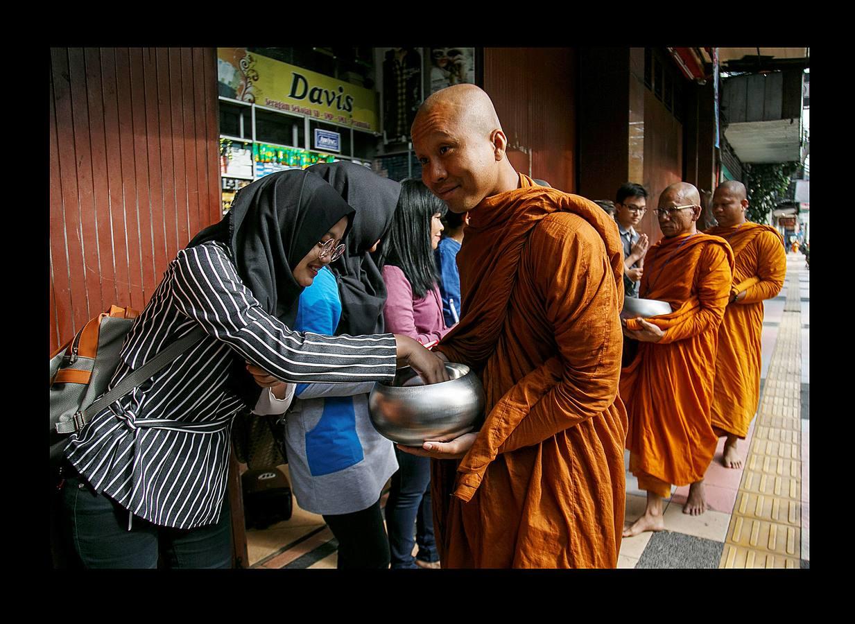 El Vesak, el día del plenilunio en el mes de mayo, es la fecha más destacada para millones de budistas de todo el mundo. Hace 2.500 años, más exactamente en el 623 A.C., nació Buda, en ese mismo día alcanzó la iluminación y también en ese mismo día falleció, a los 80 años de edad. En todos los países de Asia con fuerte presencia del budismo suele ser festivo y quienes lo profesan hacen ofrendas y acuden a los templos para celebrar su mensaje de compasión, devoción y servicio a la Humanidad. En las imágenes se recogen aspectos de esta celebración en Singapur, Indonesia y China.