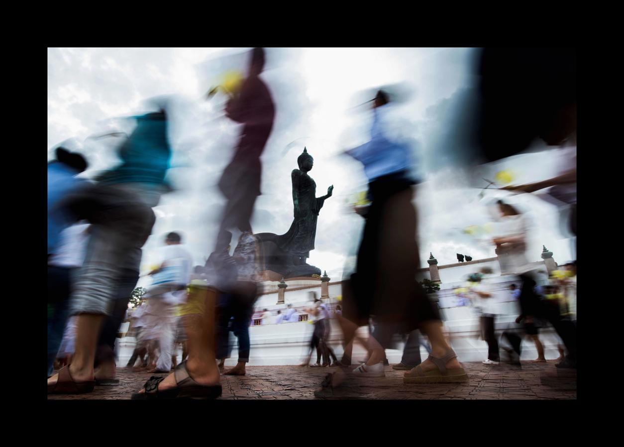 El Vesak, el día del plenilunio en el mes de mayo, es la fecha más destacada para millones de budistas de todo el mundo. Hace 2.500 años, más exactamente en el 623 A.C., nació Buda, en ese mismo día alcanzó la iluminación y también en ese mismo día falleció, a los 80 años de edad. En todos los países de Asia con fuerte presencia del budismo suele ser festivo y quienes lo profesan hacen ofrendas y acuden a los templos para celebrar su mensaje de compasión, devoción y servicio a la Humanidad. En las imágenes se recogen aspectos de esta celebración en Singapur, Indonesia y China.