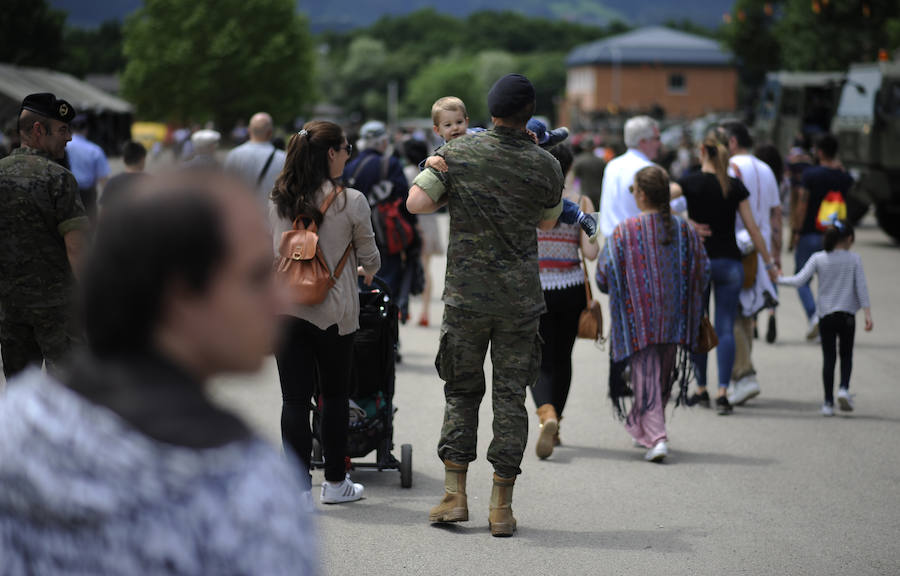 Fotos: 1.200 vizcaínos visitan el acuartelamiento de Garellano
