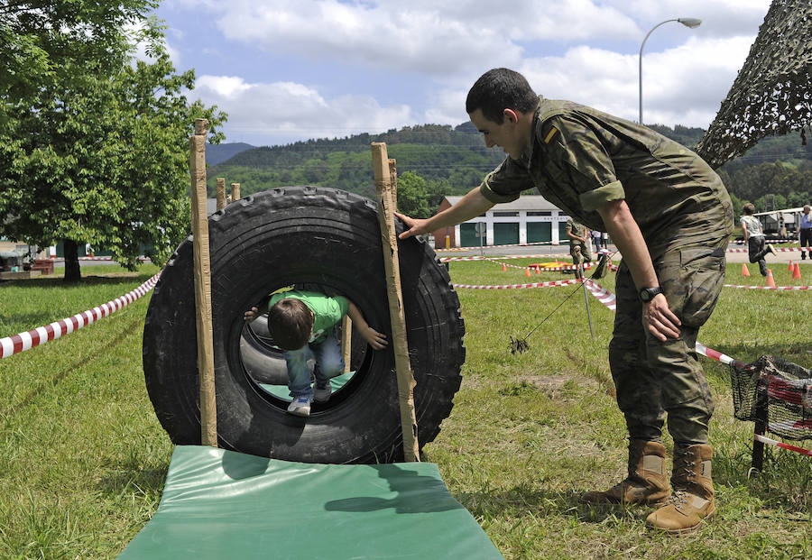 Fotos: 1.200 vizcaínos visitan el acuartelamiento de Garellano