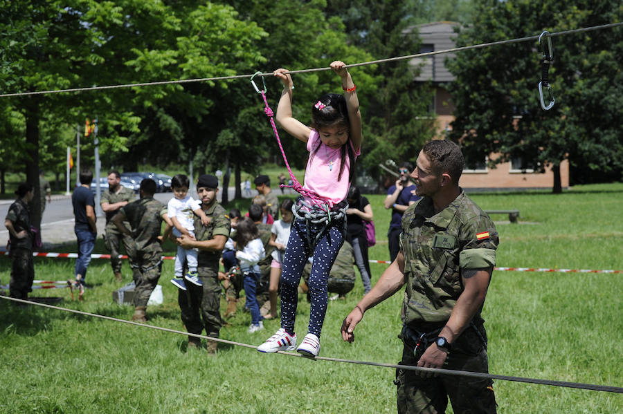 Fotos: 1.200 vizcaínos visitan el acuartelamiento de Garellano