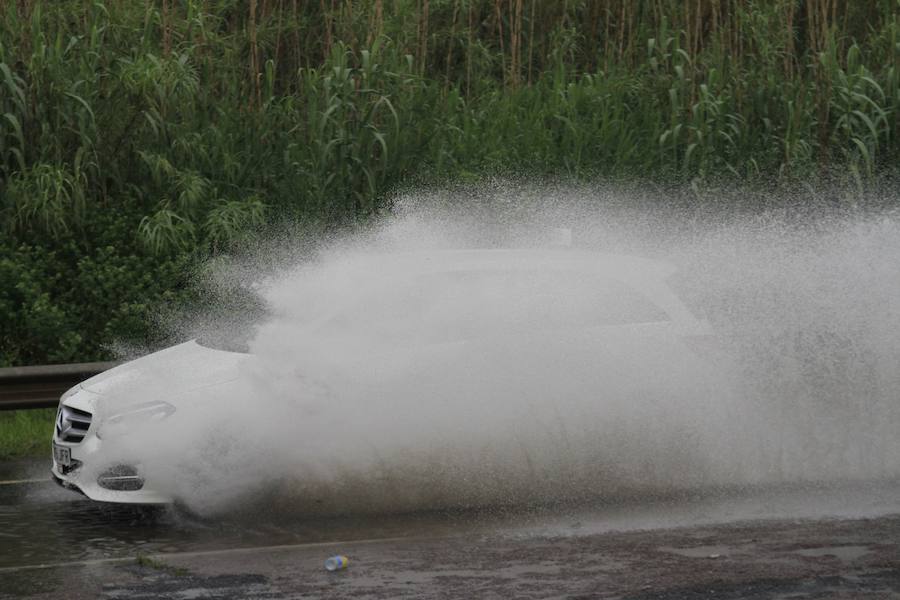 Fotos: Así ha sido la tromba de agua que ha caído en Bizkaia