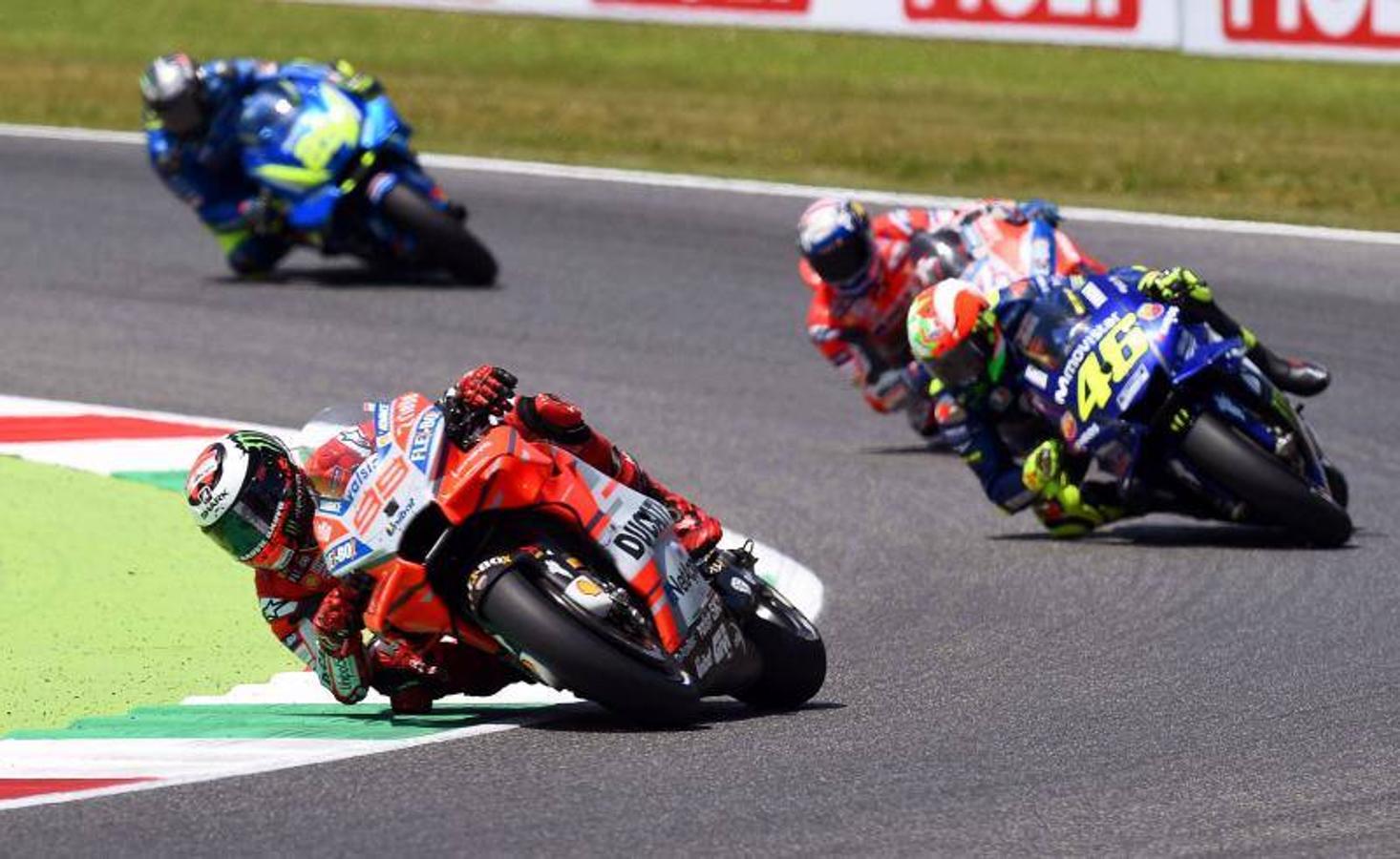 El piloto español se impuso por delante de los italianos Dovizioso y Rossi y consigue su primera victoria como piloto de la escudería transalpina