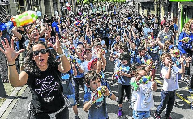 Miles de alumnos y familiares acudieron ayer a la localidad pesquera para reivindicar el modelo educativo público.