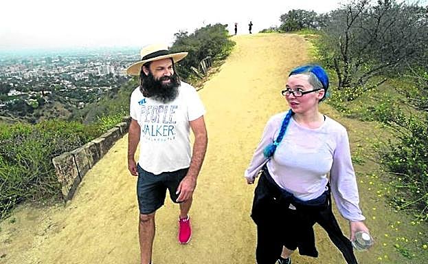 Chuck, con una de sus clientas habituales, paseando por las colinas de Los Ángeles.