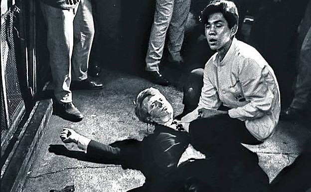 Imagen principal - Arriba, el senador herido de muerte. Abajo, Sirhan Sirhan, el asesino convicto, en 2016. A la izquierda, Marilyn Monroe entre John F. Kennedy y Bobby. 
