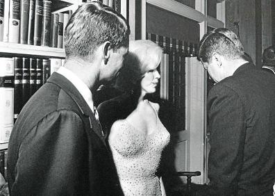 Imagen secundaria 1 - Arriba, el senador herido de muerte. Abajo, Sirhan Sirhan, el asesino convicto, en 2016. A la izquierda, Marilyn Monroe entre John F. Kennedy y Bobby. 