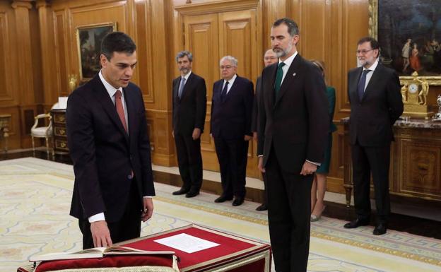El nuevo presidente del Gobierno de España promete su cargo ante el Rey.