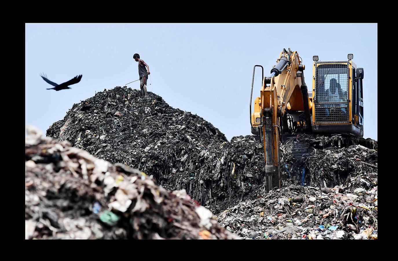 Las basuras domésticas y los restos de aparatos electrónicos son un problema creciente para la India. Los llamados «rag picker» o recolectores de basura (como los que vemos en las fotografías, rodeados de marabúes, en la ciudad de Guwahati), sacan los elementos electrónicos de la basura para reciclarlos en garajes y patios, que se convierten en auténticos almacenes de productos nocivos para la salud. El precario proceso de reciclaje manual no solamente es perjudicial para quienes lo realizan sino también para el medio ambiente debido a los gases y vapores nocivos que se liberan. 
