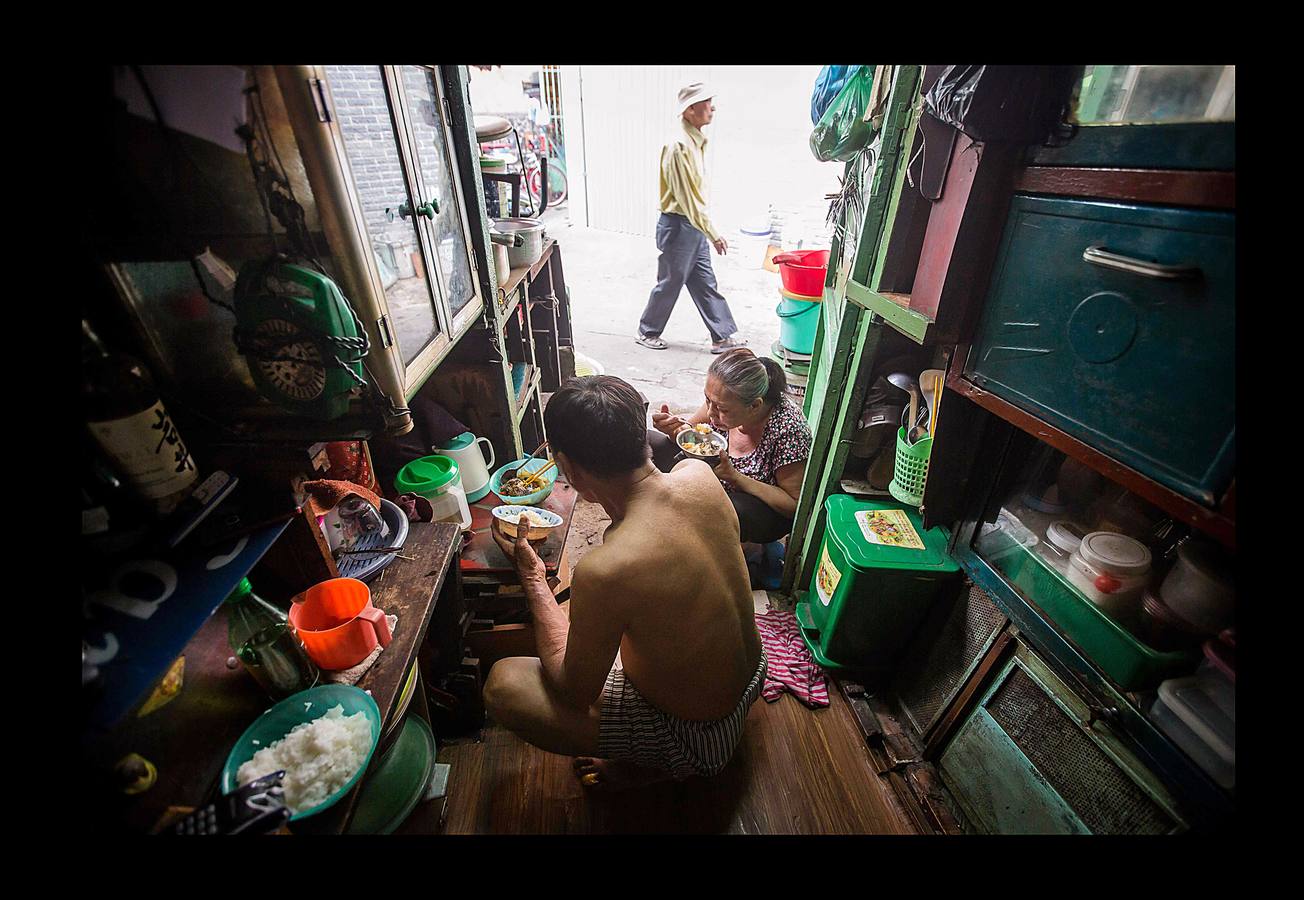 En la ciudad Ho Chi Minh, la antigua Saigón, un buen número de personas subsisten en diminutas viviendas, vestigios de la etapa colonial francesa. Escondidas en callejones sinuosos o acurrucadas bajo nuevas construcciones que crecen a un ritmo vertiginoso, estos hogares donde la cama, el frigorífico y los juguetes ocupan todo el espacio disponible, pasan inadvertidas en el bullicioso centro sur de Vietnam. La corrupción de algunos responsables municipales ha indignado a la ciudadanía que ve cómo son cedidos terrenos a grandes promotores que compensan a los propietarios con cantidades muy inferiores a los precios de mercado. 