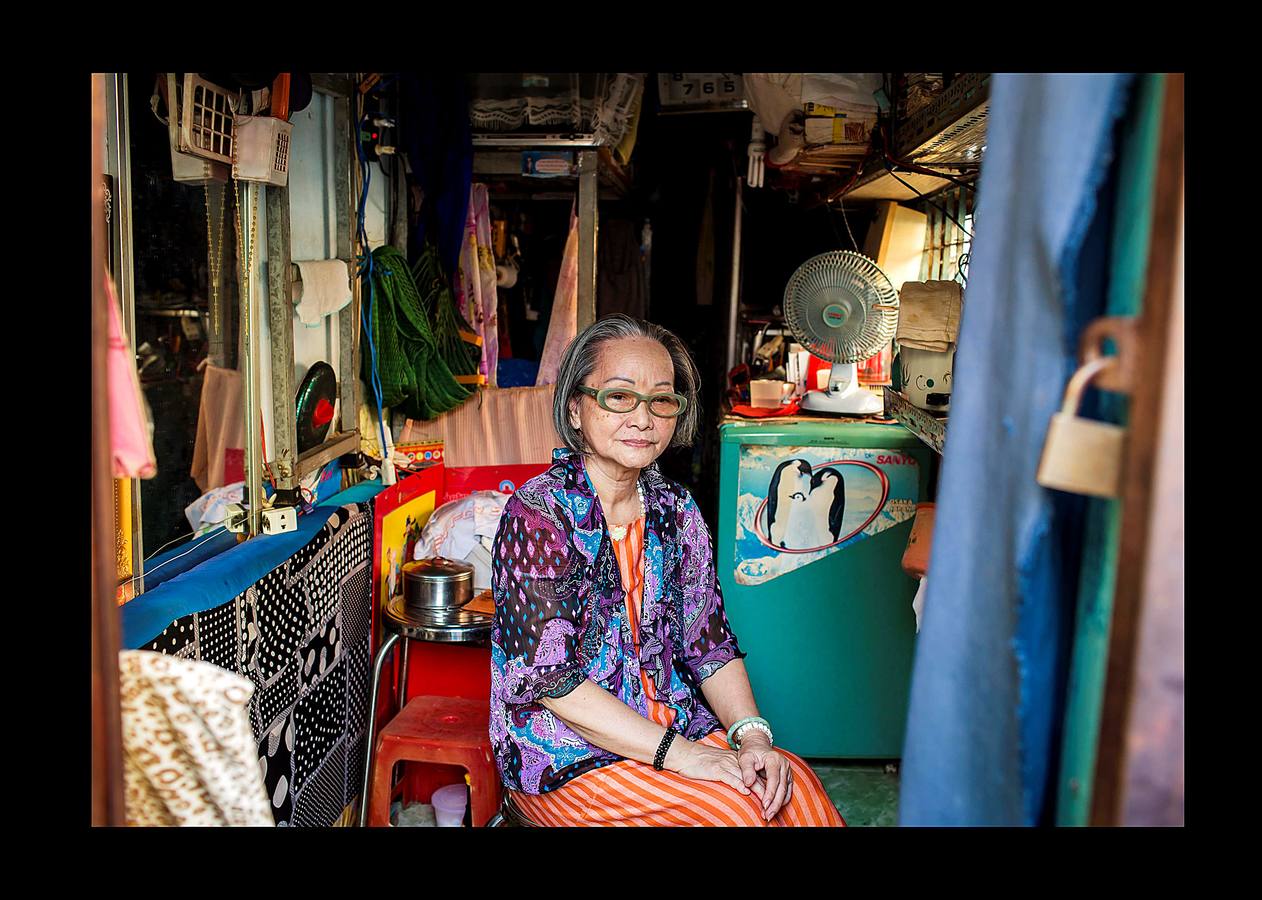 En la ciudad Ho Chi Minh, la antigua Saigón, un buen número de personas subsisten en diminutas viviendas, vestigios de la etapa colonial francesa. Escondidas en callejones sinuosos o acurrucadas bajo nuevas construcciones que crecen a un ritmo vertiginoso, estos hogares donde la cama, el frigorífico y los juguetes ocupan todo el espacio disponible, pasan inadvertidas en el bullicioso centro sur de Vietnam. La corrupción de algunos responsables municipales ha indignado a la ciudadanía que ve cómo son cedidos terrenos a grandes promotores que compensan a los propietarios con cantidades muy inferiores a los precios de mercado. 