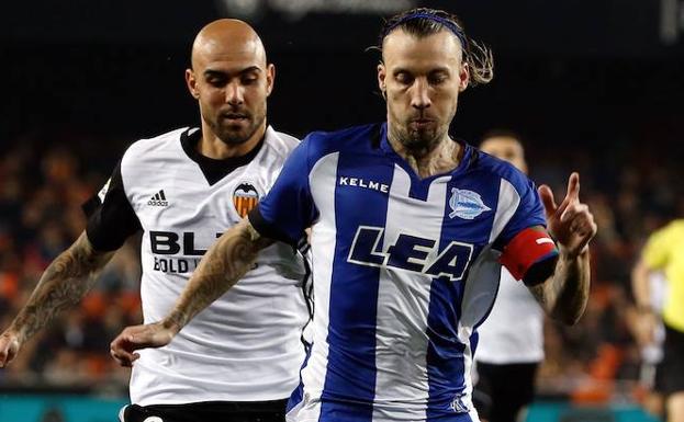 Alexis, presionado por el delantero italiano del Valencia Simone Zaza en la ida de los Cuartos de final de la Copa del Rey. 