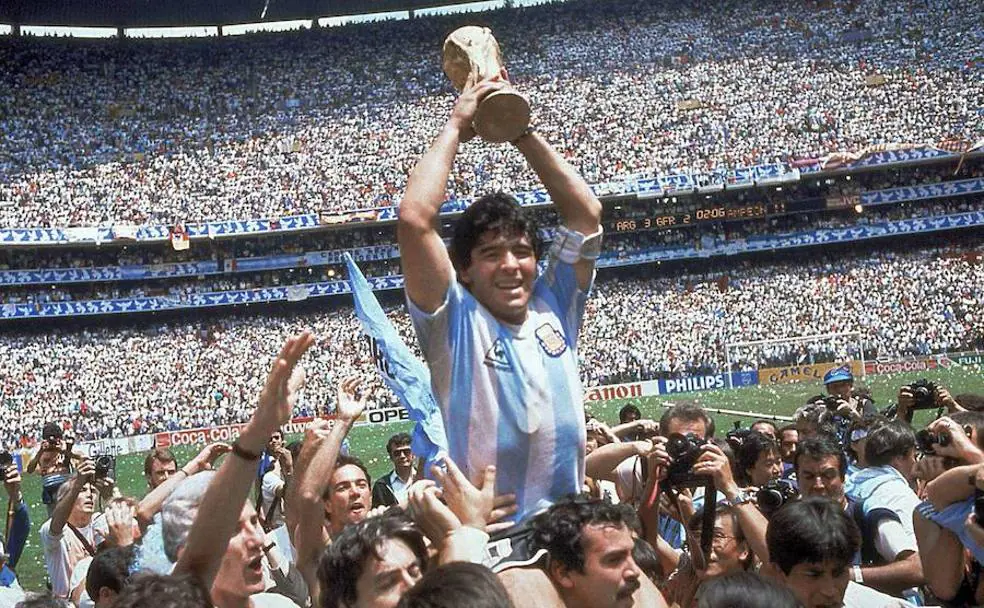 Maradona, con la Copa del Mundo de 1986.