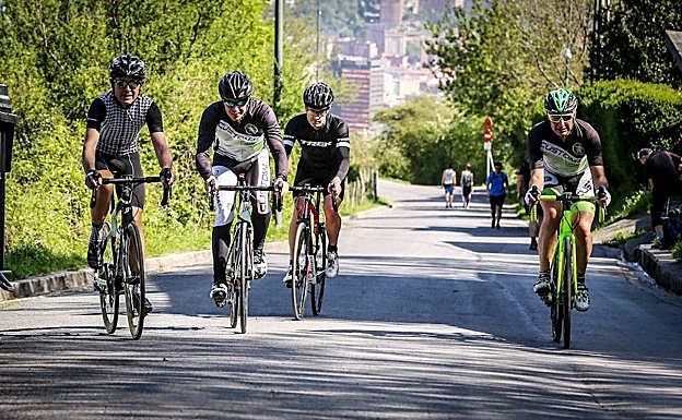 Ángel Gil encabeza el grupo en la subida a Larraskitu.