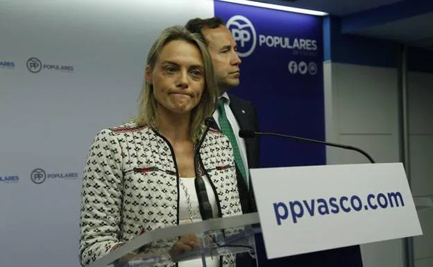 Raquel González, presidenta del PP de Bizkaia y concejal en Getxo, junto a Eduardo Andrade, portavoz popular en Getxo, ayer. 