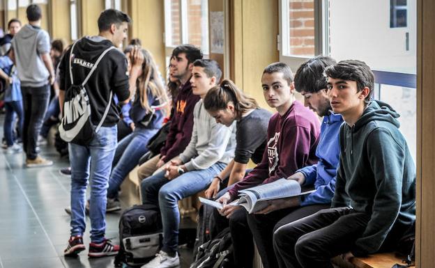 Los estudiantes alaveses afrontan ya los primeros exámenes de la Selectividad en distintas dependencias del campus universitario.