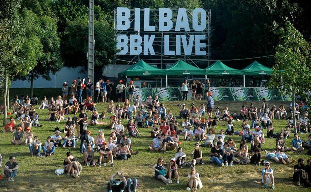 Los festivaleros disfrutan de una tarde en el BBK Live en las laderas de Kobetamendi.