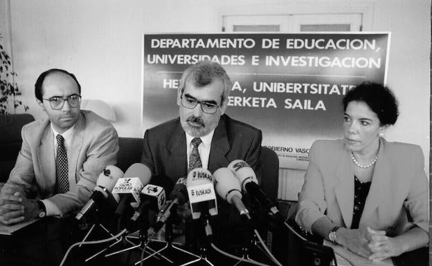 Imagen principal - Viceconsejera. Fernando Buesa la reclutó para su equipo en Educación en los años 90. Su asesinato a manos de ETA dejó muy tocada a la hoy ministra bilbaína. Con Gabilondo. Fue la anfitriona del exministro de Educación. Toma de posesión. Cuando asumió la cartera de Educación en Euskadi.