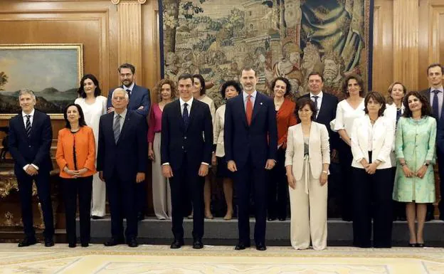 El Rey posa con el Gobierno de Pedro Sánchez.