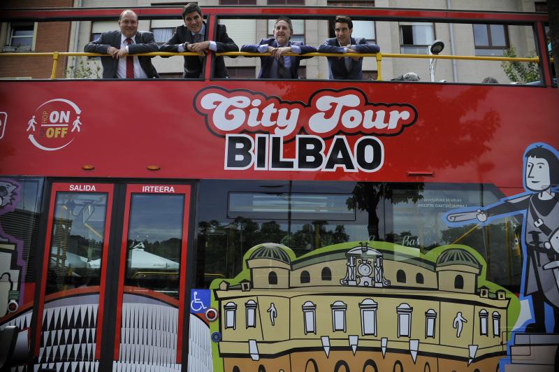 El bus turístico en un recorrido por las calles de Bilbao.