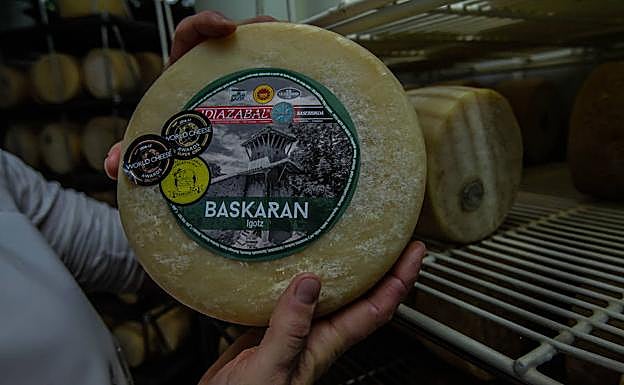 Bidane Baskaran sostiene un queso.