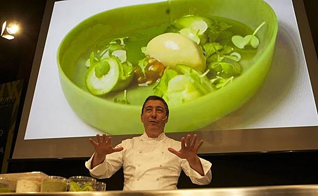 Joan Roca imparte una conferencia en Vitoria.