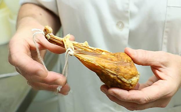 La pastora de La Leze sostiene el cuajo con el que se elabora el queso.