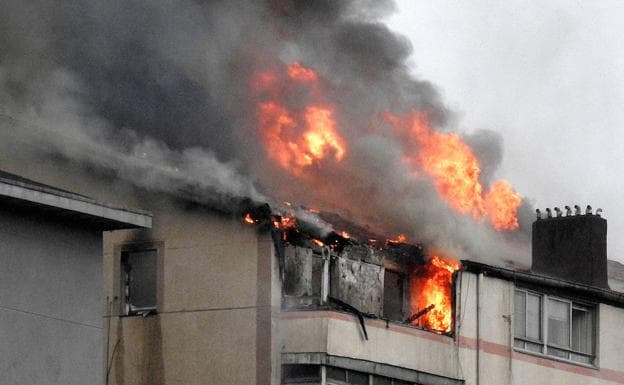 El edificio ardiendo.