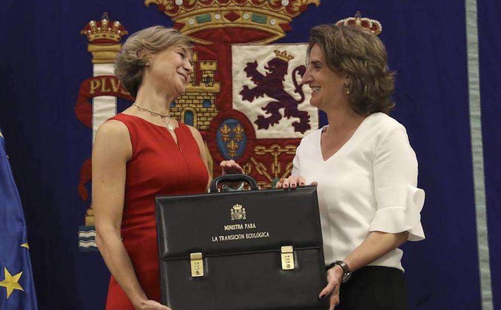 Traspaso de poderes entre Isabel García Tejerina (exministra de Agricultura, Pesca y Medioambiente) y Teresa Ribera, nueva titular de Transición Ecológica.