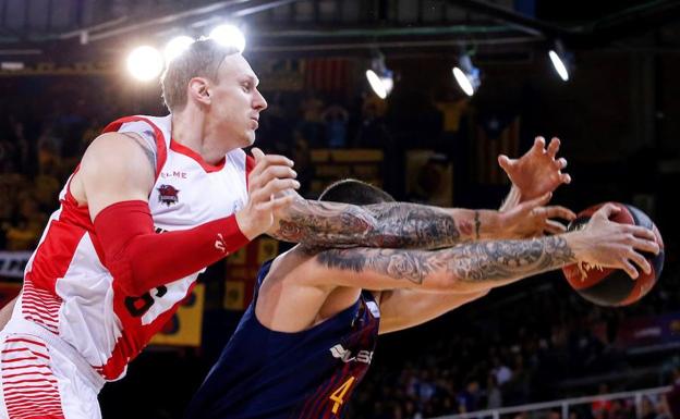 El alero letón de Kirolbet Baskonia, Janis Timma disputa un rebote ante el ala pívot francés del FC Barcelona Lassa, Adrien Moerman. 