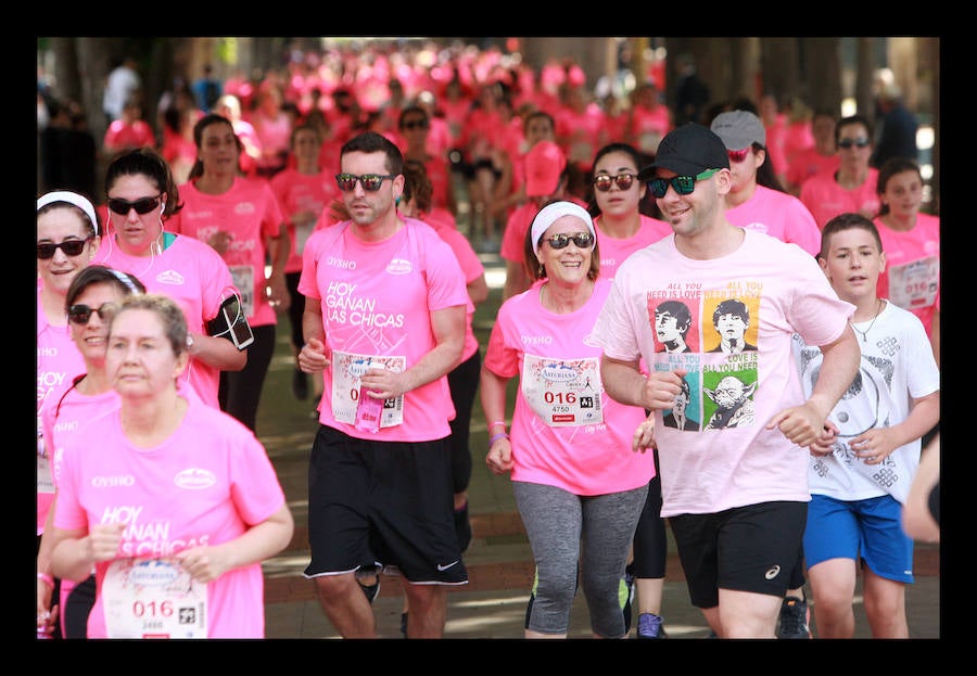 Fotos: Vitoria se viste de rosa por la Carrera de la Mujer