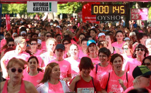Más de 6.000 mujeres y bastantes hombres han corrido cinco kilómetros de las calles de Vitoria. 