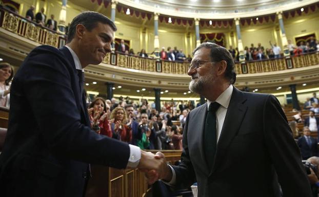 Rajoy felicita a Sánchez tras la moción de censura.