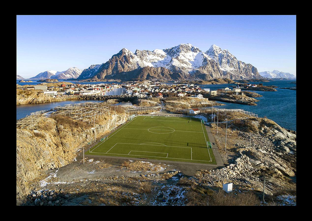 Mientras Rusia da los últimos retoques y cuida con esmero los estadios que serán sedes de la Copa del Mundo, el fútbol sigue practicándose en una sorprendente variedad de escenarios. Lo mismo da una plataforma flotante frente a las costas de Tailandia, que un campo nevado en el norte de Italia o las polvorientas calles de centenares de suburbios, pueblos y aldeas remotas. Los ídolos exhibirán su grandeza rodeados de boato en un espectáculo global, que comenzará el día 14, mientras jóvenes de todo el mundo patean rudimentarias pelotas en las calles. Algunos incluso descalzos.