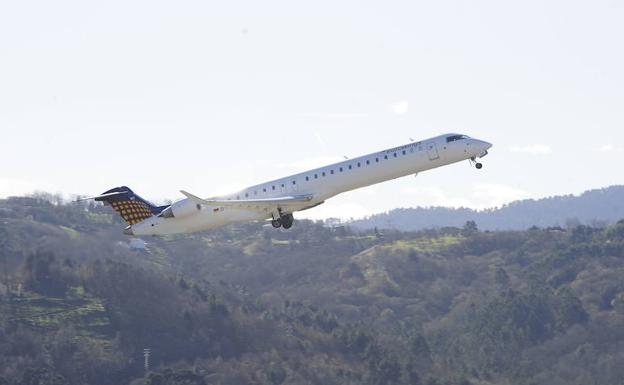 Avión de la compañía Eurowings despega del aeropuerto de Loiu.
