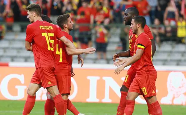 Los jugadores belgas celebran un gol. 
